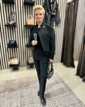 Florence Jakke Black