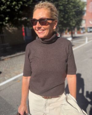 Cashmere roll neck